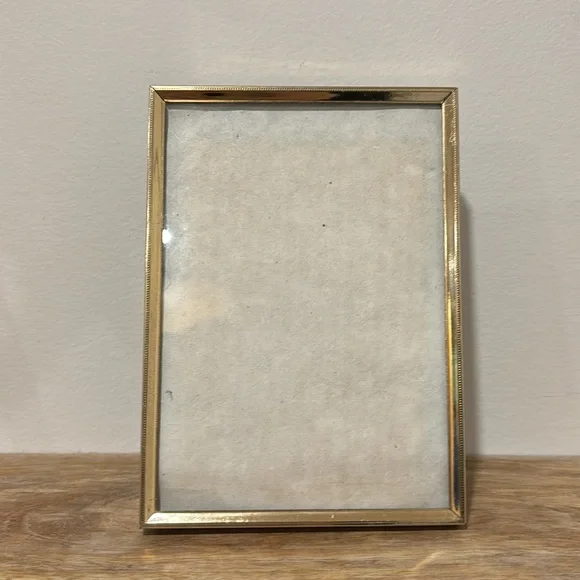 Two 5x7 inch vintage gold frames - Picture 7 of 9